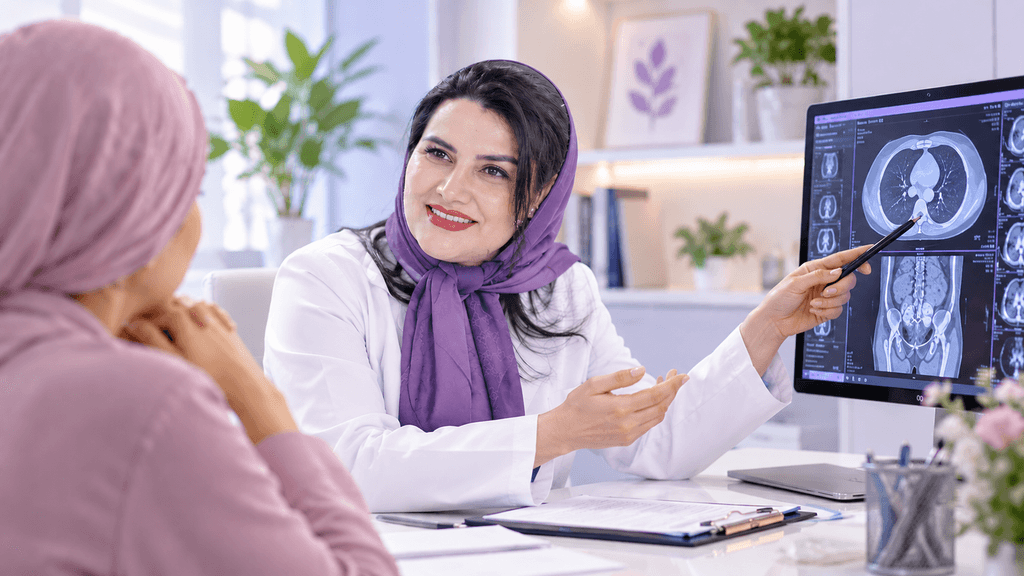 بهترین متخصص انکولوژی را چگونه انتخاب کنیم؟ راهنمای تهران، کرج و شهریار 2 مشاوره بیمار با متخصص انکولوژی و بررسی تصاویر پزشکی